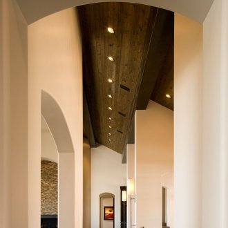 Diseño del corredor con arco en la mansión.
