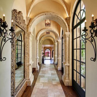 Diseño de pasillo con arco de azulejos