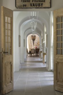Diseño de pasillo con arco provenzal