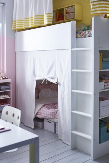 Children's room for three divided