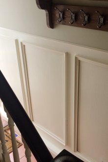 Panneaux de contreplaqué dans le couloir