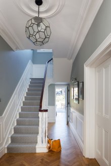 Couloir lambrissé de style colonial
