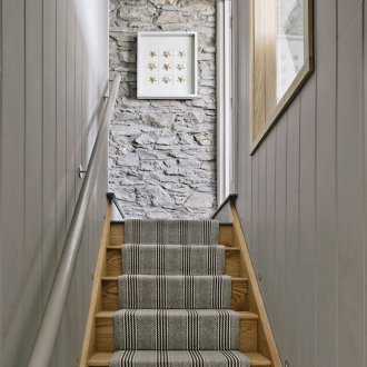 Couloir d'escalier lambrissé