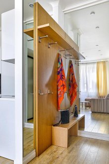 Décoration murale du couloir avec panneaux avec miroir