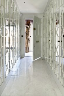 Décoration murale du couloir avec panneaux miroir