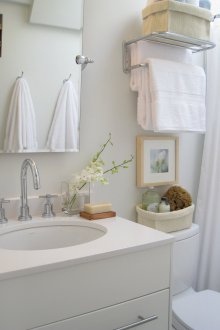 Pequeño baño blanco