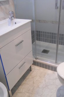 Pequeño baño con bidet.