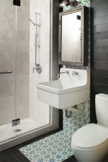 Pequeño baño con inserto decorativo.