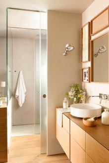 Pequeño baño con muebles de madera.