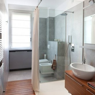 El baño pequeño es largo.
