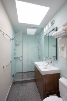 Pequeño baño con ducha.