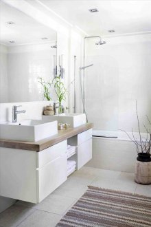 Pequeño baño con dos lavabos.
