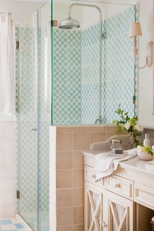 Pequeño baño de estilo francés.