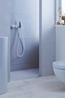 El interior de un baño pequeño.