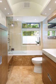 Pequeño baño con azulejos de piedra.