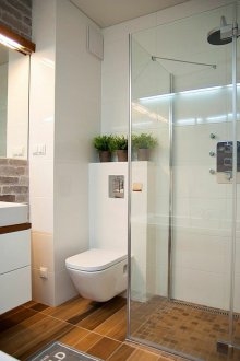 Pequeño baño con pared de ladrillo.