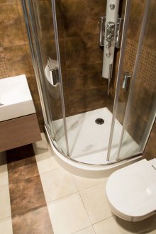 Pequeño baño marrón