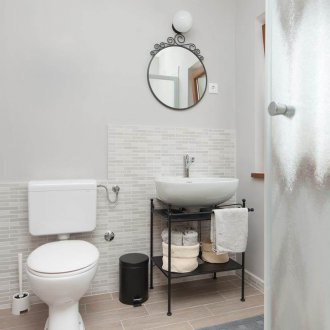 Pequeño baño con muebles de hierro forjado.