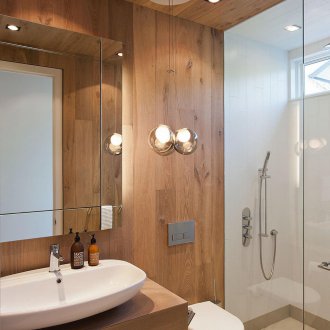 Pequeño baño con piso laminado.