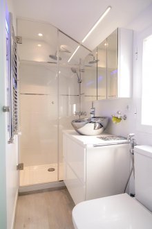 Pequeño baño con lavabo de metal.