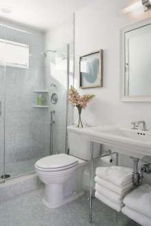 Pequeño baño con mosaico.
