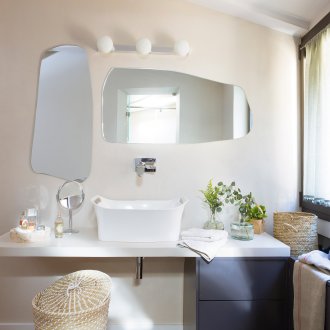 Pequeño baño con ventana.