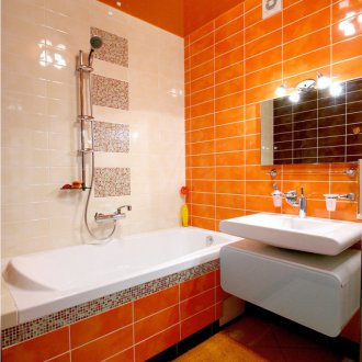 El baño pequeño es de color naranja.