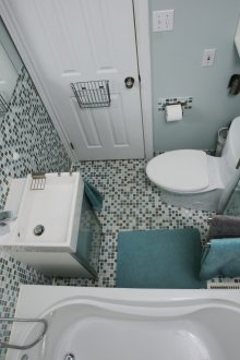 Pequeño baño con armario.