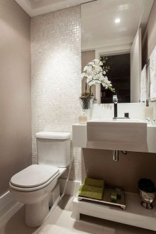 Pequeño baño con mosaico de nácar.