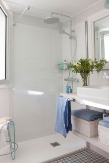 Baño de azulejos pequeños