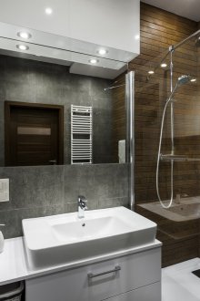 Pequeño baño debajo del árbol