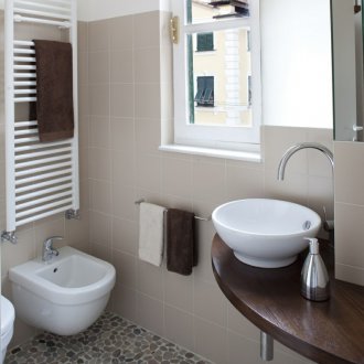 Pequeño baño con piso de piedra.
