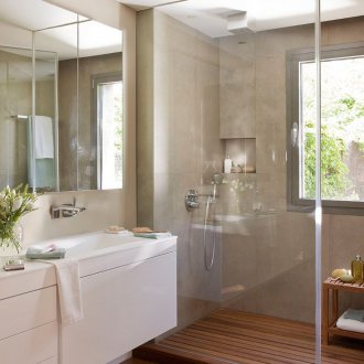 Pequeño baño con piso de madera.