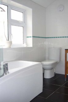 Pequeño baño con lavabo.