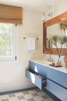 Pequeño baño de estilo tropical.