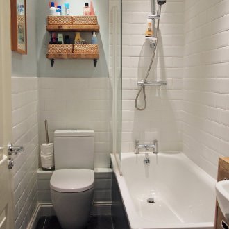Pequeño baño con inodoro.