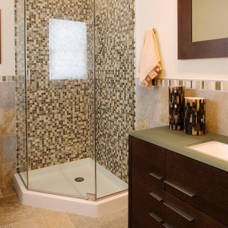 Pequeño baño con cabina de esquina.