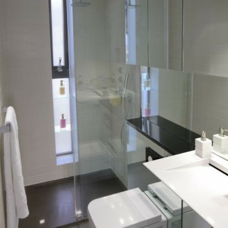 Pequeño baño con espejo.