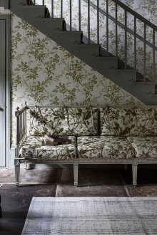 Shabby chic tarzında bir merdiven ile bir koridor tasarlayın.