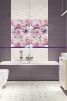 İçinde leylak desenli banyo
