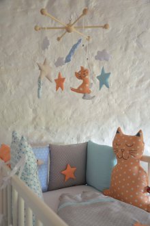 Yumuşak oyuncaklar ile bebek beşik dekor