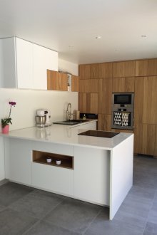 La cucina è di 9 mq laminati