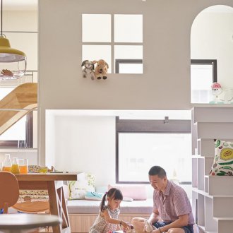 Muebles funcionales en odnushka con dos niños.