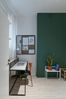 Interior odnushki con una oficina y dos niños.