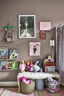 Interior odnushki marrón con dos hijos.