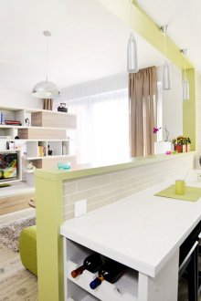 Diseñe odnushki con una guardería y cortinas