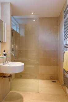 Küçük Bej Banyo için Tasarım Fikirleri