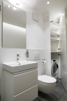 Çamaşır makinesi ile küçük bir banyo için tasarım fikirleri