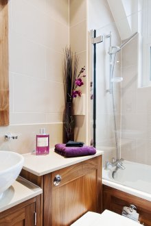 Masif ahşap mobilyalarla küçük bir banyo için tasarım fikirleri