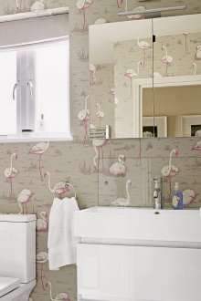Duvar Kağıdı ile Küçük Bir Banyo için Tasarım Fikirleri